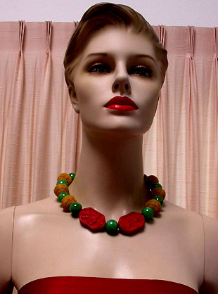 a beautiful vintage costume jewelry necklace unsigned