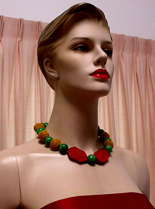 a beautiful vintage costume jewelry necklace unsigned