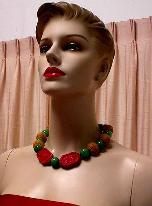 a beautiful vintage costume jewelry necklace unsigned
