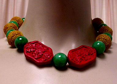a beautiful vintage costume jewelry necklace unsigned