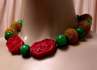 a beautiful vintage costume jewelry necklace unsigned