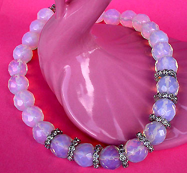 a beautiful vintage costume jewelry necklace unsigned