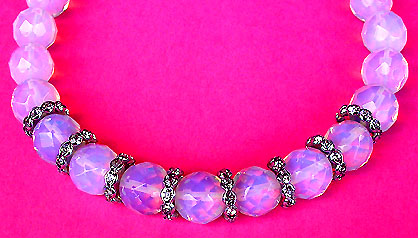 a beautiful vintage costume jewelry necklace unsigned