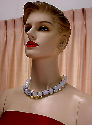 a beautiful vintage costume jewelry necklace unsigned