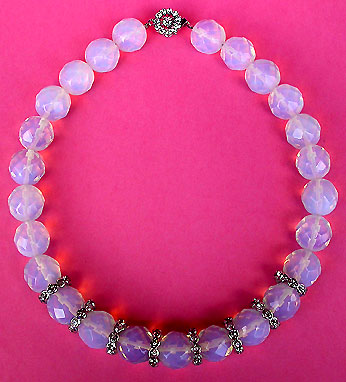 a beautiful vintage costume jewelry necklace unsigned