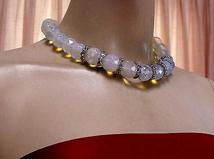 a beautiful vintage costume jewelry necklace unsigned
