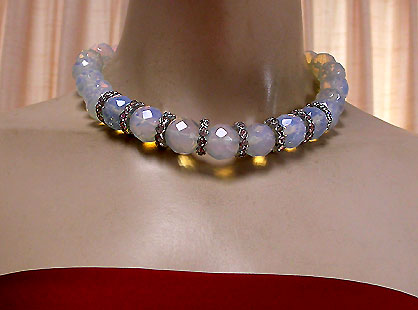 a beautiful vintage costume jewelry necklace unsigned