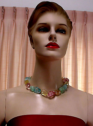 a beautiful vintage costume jewelry necklace unsigned