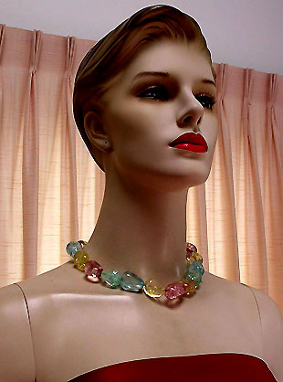 a beautiful vintage costume jewelry necklace unsigned
