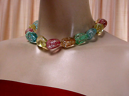 a beautiful vintage costume jewelry necklace unsigned