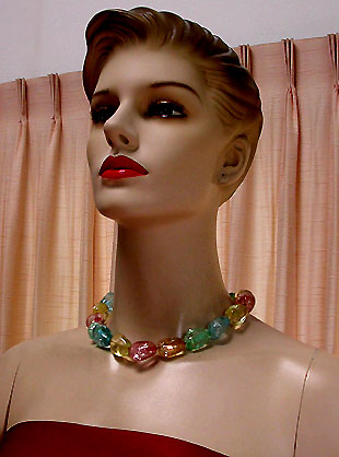 a beautiful vintage costume jewelry necklace unsigned