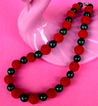 a beautiful vintage costume jewelry necklace unsigned