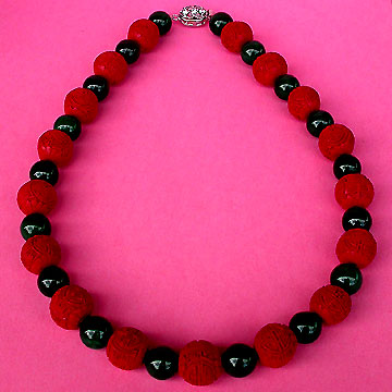 a beautiful vintage costume jewelry necklace unsigned
