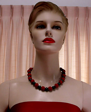 a beautiful vintage costume jewelry necklace unsigned