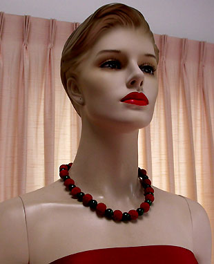 a beautiful vintage costume jewelry necklace unsigned