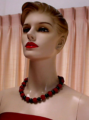 a beautiful vintage costume jewelry necklace unsigned