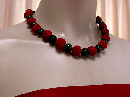 a beautiful vintage costume jewelry necklace unsigned