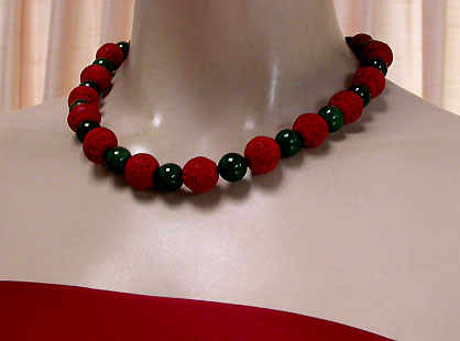 a beautiful vintage costume jewelry necklace unsigned