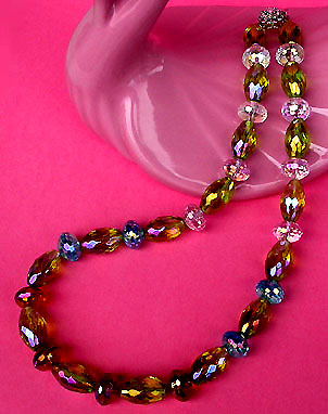 a beautiful vintage costume jewelry necklace unsigned