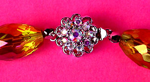 a beautiful vintage costume jewelry necklace unsigned
