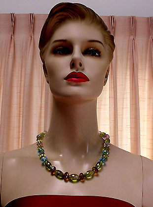 a beautiful vintage costume jewelry necklace unsigned