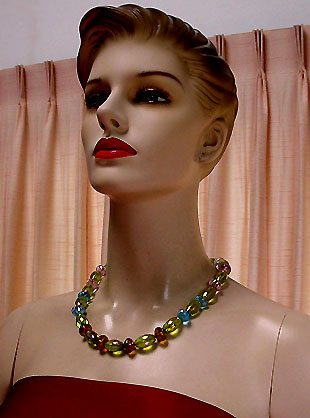 a beautiful vintage costume jewelry necklace unsigned
