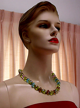 a beautiful vintage costume jewelry necklace unsigned