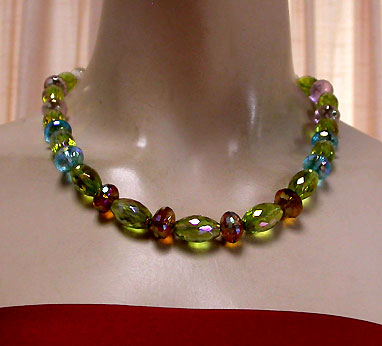 a beautiful vintage costume jewelry necklace unsigned