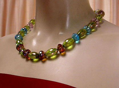 a beautiful vintage costume jewelry necklace unsigned