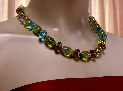 a beautiful vintage costume jewelry necklace unsigned