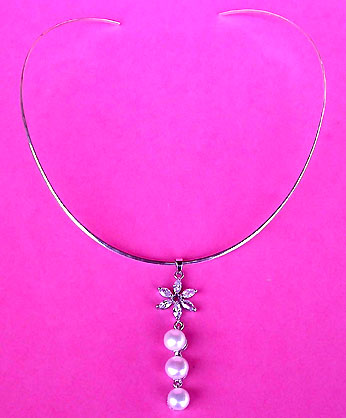 a beautiful vintage costume jewelry necklace unsigned