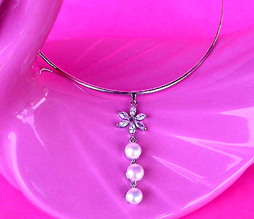 a beautiful vintage costume jewelry necklace unsigned