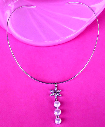 a beautiful vintage costume jewelry necklace unsigned