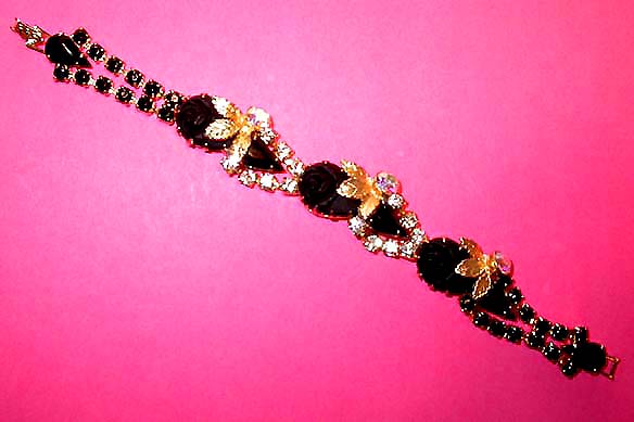 a beautiful vintage costume jewelry bracelet unsigned