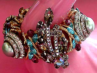 a beautiful vintage costume jewelry bracelet unsigned