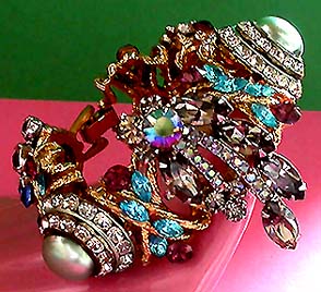 a beautiful vintage costume jewelry bracelet unsigned