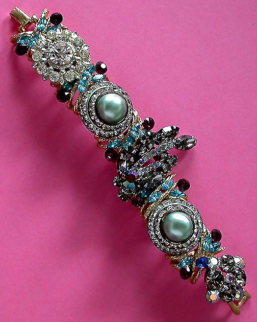 a beautiful vintage costume jewelry bracelet unsigned