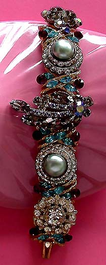 a beautiful vintage costume jewelry bracelet unsigned