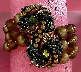 a beautiful vintage costume jewelry bracelet unsigned