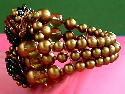 a beautiful vintage costume jewelry bracelet unsigned