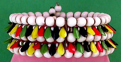a beautiful vintage costume jewelry bracelet unsigned