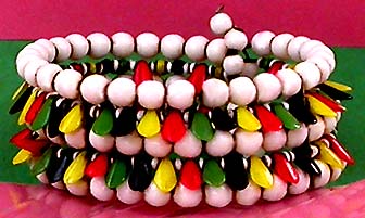a beautiful vintage costume jewelry bracelet unsigned