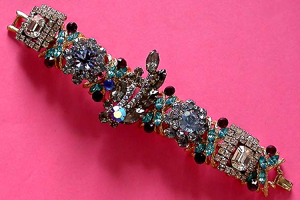 a beautiful vintage costume jewelry bracelet unsigned