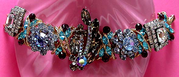 a beautiful vintage costume jewelry bracelet unsigned