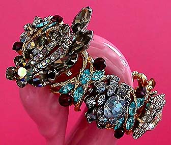 a beautiful vintage costume jewelry bracelet unsigned
