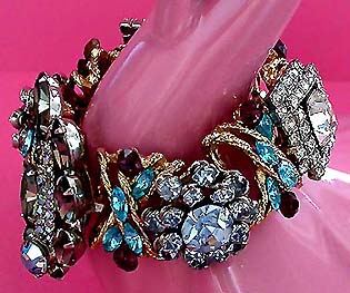 a beautiful vintage costume jewelry bracelet unsigned