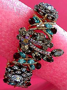 a beautiful vintage costume jewelry bracelet unsigned