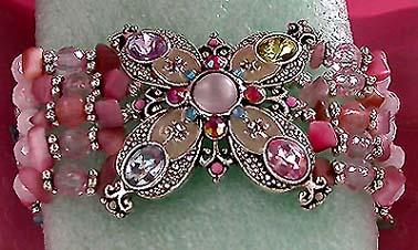 a beautiful vintage costume jewelry bracelet unsigned