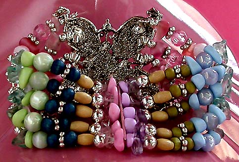 a beautiful vintage costume jewelry bracelet unsigned