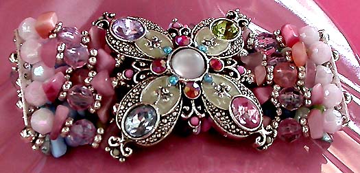 a beautiful vintage costume jewelry bracelet unsigned